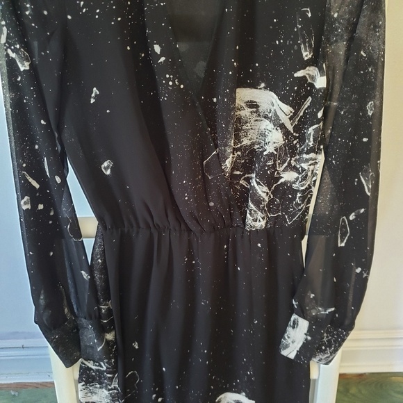 H&M black maxi dress size 4 graphic print nwot - Picture 2 of 3